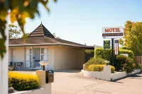 Montana Lodge Motel Отели в г. 