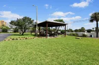 Commodore Resort by Book That Condo Hotel di Lower Grand Lagoon