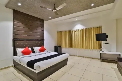 Dev Motel & Banquet Hotels in Nadiad