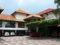Narita Hotel Kota Tulungagung Hotel dekat Camp Waduk Wonorejo