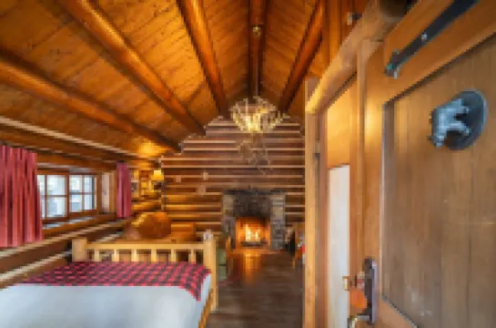 Storm Mountain Lodge Cabins & Dining Hotel a 
