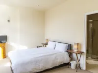 Whitefield Charm Cozy 2 Bedroom Apartment Sleeps 8 Hotels in Bury District