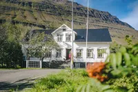 Bankinn - Hotel by Aldan Hotels near 'How's It Going?' Phone Booth