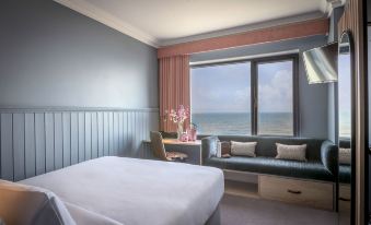 Shoreline Hotel