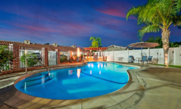 Traveler's Inn Williams, CA Modern Renovated Hotel - Housity