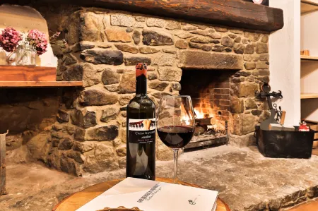 Hostal Cisco de Sans Отели рядом с достопримечательностью «Plaça de la Rotonda»