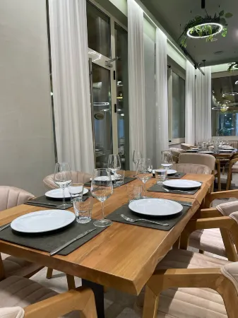 Hotel Vila Misiri Отели рядом с достопримечательностью «Beach of Durrës»