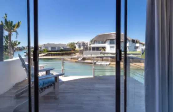 Canal Guest House - Waterfront Luxury B&B - Solar Powered セント・フランシス・ベイのホテル