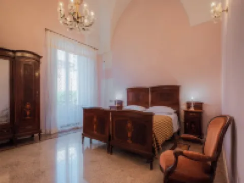 瓦廖之家廣場酒店 納爾多酒店