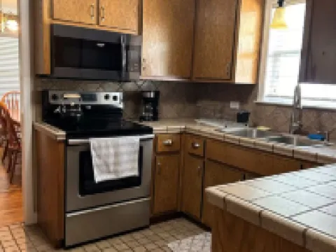 The Manor - Charming 3-bedroom house in lovely Oneonta with WiFi, AC 오니온타 호텔