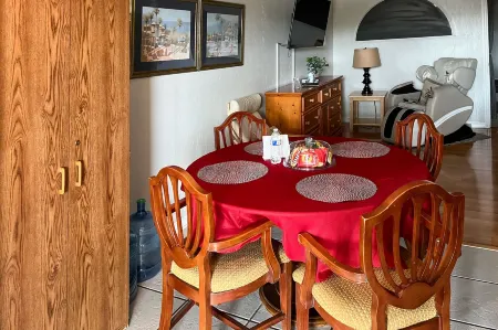 Captain's Table Hotel by Everglades Adventures