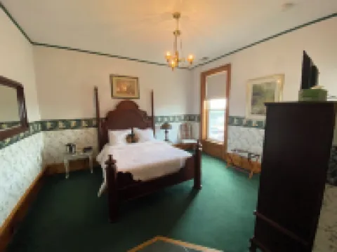Decker Hotel & Bar