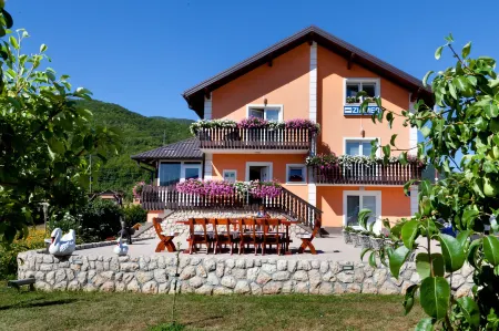 Plitvice Pension Perisic Отели в г. Рудановац