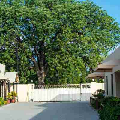 Etang Guest House Hotel Exterior