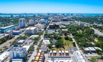 Uptown Luxury on Audubon 4 Bedroom Townhouse by RedAwning