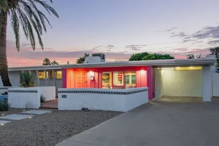 Northview Mid-century Escape Pool Firepit Bocce Отели рядом с достопримечательностью «Пистева Пик»