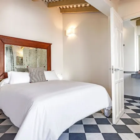Genteel Home San Laureano Отели рядом с достопримечательностью «Монастырь Ла-Картуха»