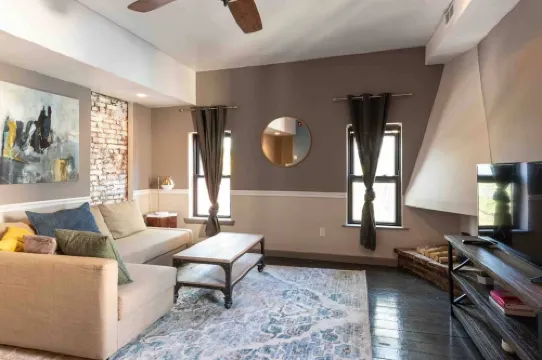 1918 ดูเพลกซ์ วิธ แครักเทอร์ ซิตี้ เซ็นเตอร์