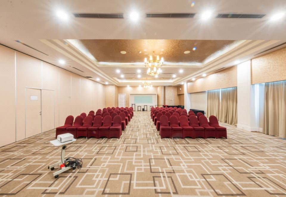 그랜드 자트라 호텔의 풀사이드 바 전경