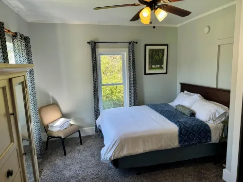 Waterfront Private Retreat - Near Downtown