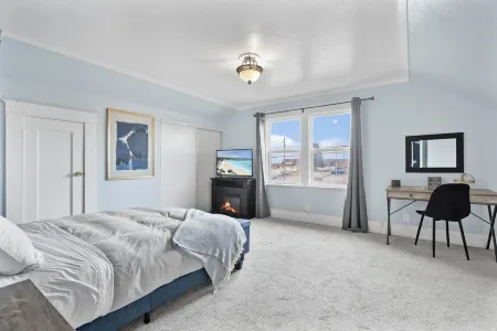 Minutes to Redwoods and Short Walk to Ocean - 4/Bdr. Home - The Modern Vintage