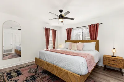 Heart of Tarrytown: Austin Retreat near DT and UT
