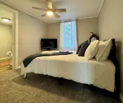 Charming 3-bedroom house with WiFi, AC in serene Noblesville