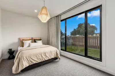 Luxury accommodation close to the beach and main street. Hotels near Cape Jaffa Lighthouse Kingston SE