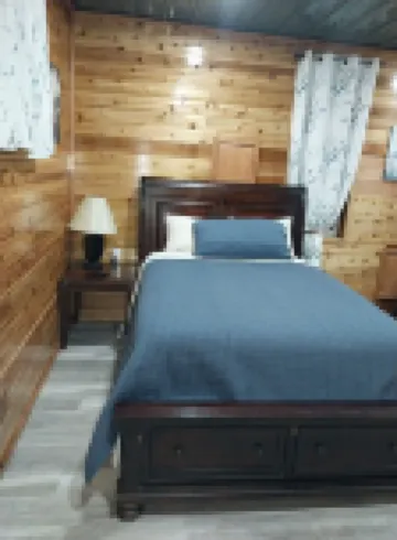 Ozark Lodge-Spacious Stay adjacent to Ozark Retreat