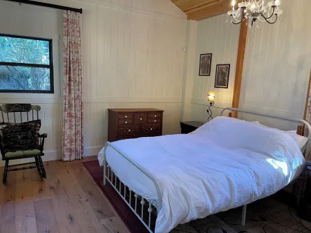 Riverstone Cottage, Bright and Airy Forest Retreat