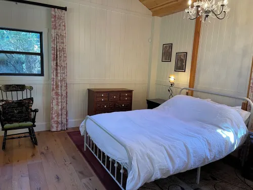 Riverstone Cottage, Bright and Airy Forest Retreat