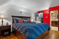 Hot Tub, Fire Pit, Koi Pond and Landscaped Gardens - Charming Historical Oasis Hotel a McCandless Township