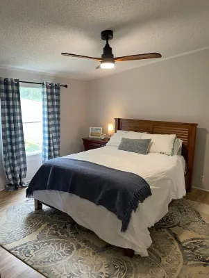 Charming 3-bedroom cabin with Moutain Views, Hottub, WiFi in Shenandoah.
