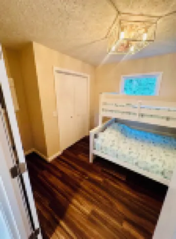 Charming 2-bedroom cottage with Lake Access to School Section Lake