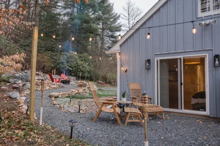 Cowry Acres - 11 Acre Enchanted Retreat, Hot Tub Отели в г. Дойлстаун