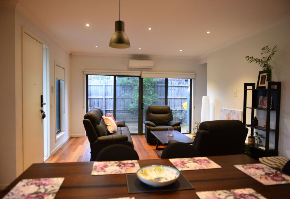 Cozy Townhouse Closer to the Town Center - Housity