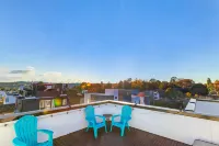 Modern 3Br - Walk to Light Rail with Evcharger & Parking