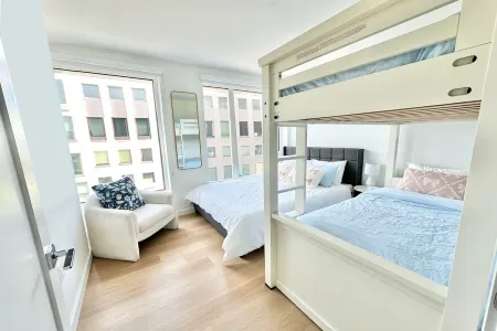 Luxury 2BR-2BA - 15 Minutes to NYC - Elevator - Rooftop - Gym - Lounge - Laundry Отели рядом с достопримечательностью «Технологический институт Стивенс»