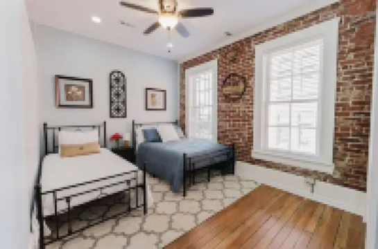 Arch View from private deck,  2BR 2BA sleeps 5. Newly rehabbed historic building Hotels in 