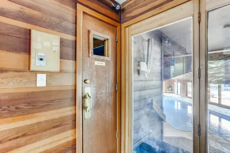 Cozy Ski Condo + Hot Tub + Fireplace + Heated Pool Отели в г. Уайлдернест