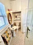 8 mins from U of O, Central/Funky/Fun!