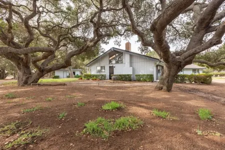Secluded wine country retreat,  full kitchen