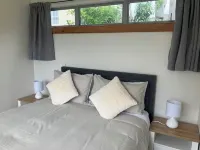 Sneezle Beezle Cottage Hotels in Ōmāpere
