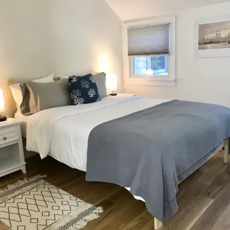 Charming new renovated 3 bed/ 1 Bath condo sleeps 6+Walk & Bike to everything
