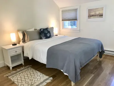 Charming new renovated  3 bed/ 1 Bath  condo sleeps 6+Walk & Bike to everything