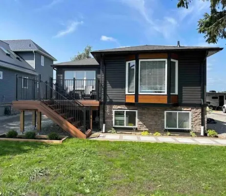 Luxurious modern 4 season cottage on Lake Erie with hot tub