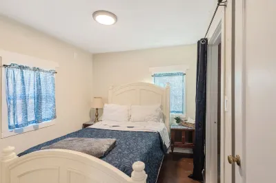 Gunslingers Hideout - Derringer - Tombstone; Roku TV; Wifi Hotels near O.K. Corral