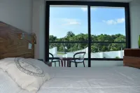 Beautiful Beach front Condo with pool and Espectacular ocean views