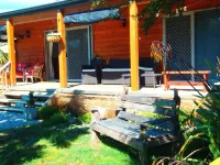 Lakefront Fantail House Hotels near Longview Drive Playground