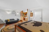 The Sommet - Magical Main Home and Guest Cottage